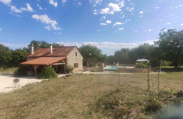 Old house in a quiet natural setting with swimming pool