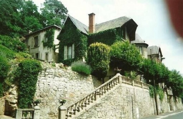 Old house with character. Walled garden . Swimming pool and shops at 300 m