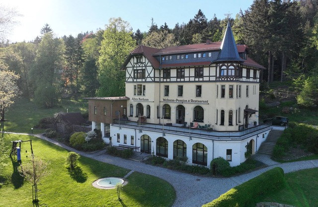 Old spa house in Lückendorf/Oybin in the Zittau Mountains /SCHLOSS GLOWE