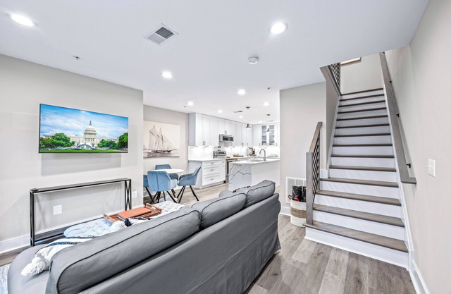 Old Town Alexandria NEW Modern "5 Min Walk to Metro" 2 Bed 2.5 Bath Free Parking