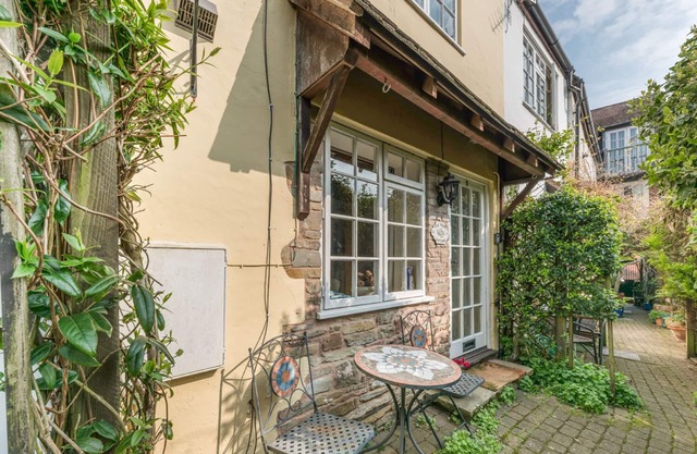 OLD TOWN COTTAGE, romantic, character holiday cottage in Ludlow