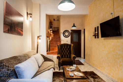 Old Town Rhapsody, Cosy 2-Floor Home with Rooftop Bathtub, BBQ & Lounge Under Sun Umbrellas