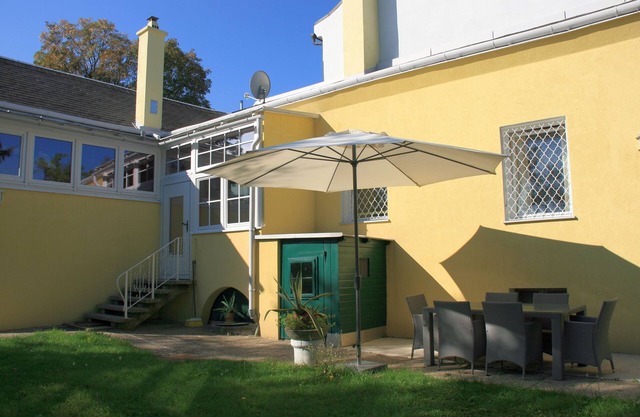 Old Viennese country house with veranda, private garden and free parking