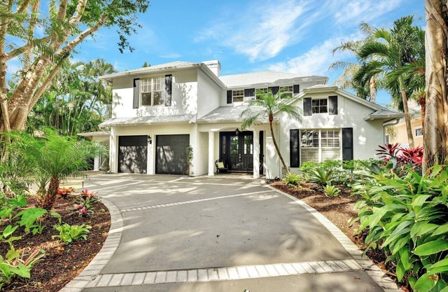 Olde Naples - Walk to the Beach