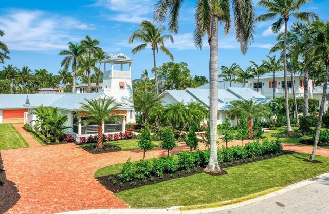 Olde Naples - William Raveis Rentals