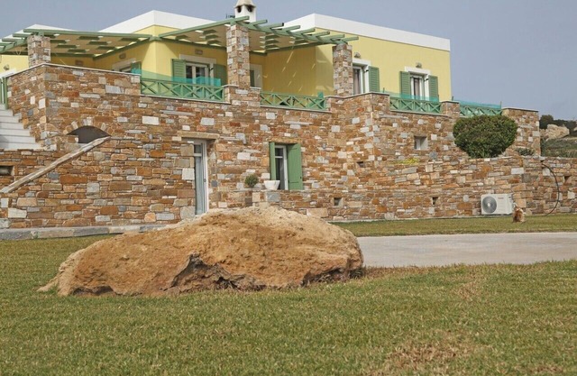 Olea Suite Syros offers unique sea views in a house with parking and Wi-Fi.n
