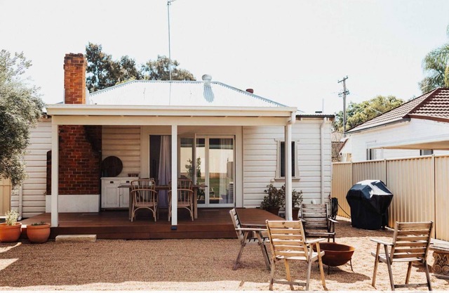 Olive Cottage - CBD Location, Pet friendly