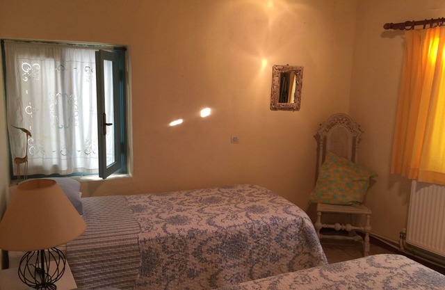 Olive Pickers Sleeps 5 (2 Bedrooms)