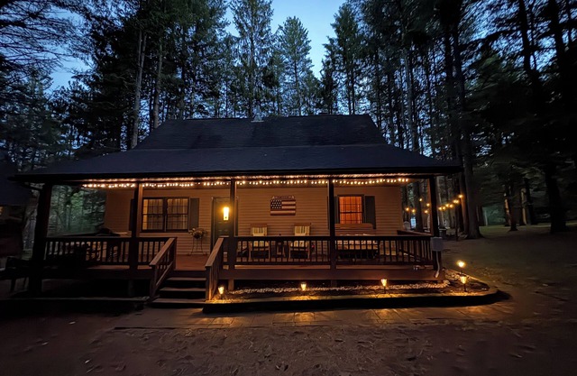 On a Whim- Peaceful 2 bedroom home + loft in charming lakefront community