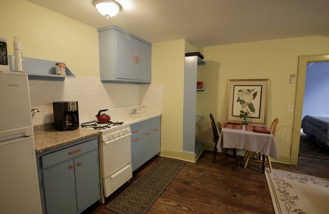On Boulevard. Sleeps 4. Newly Renovated Apartment! Walk to downtown and stadium.
