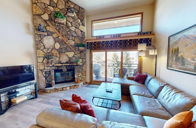 On River Trail! Pool, Hot Tub, Elevator. Walk to Dining, Events, Weddings