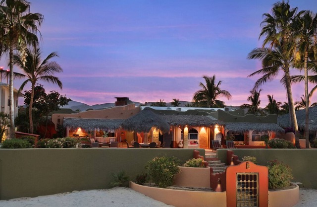 On the Beach, Infinity Pool & Spa, Private Pickleball Court, Walk to Everything