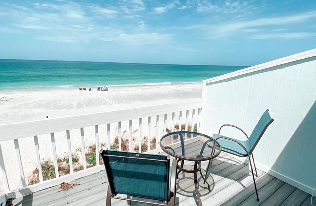 On the beach+pet friendly+2 paddle boards+2 kayaks+4 bikes+dock+pool+tennis