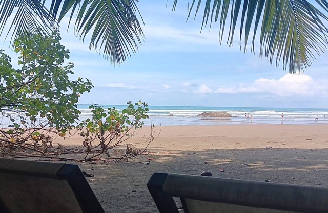 ON THE BEACH! Soaking Tub/Music/Wi-Fi & A/C-Queen Beds