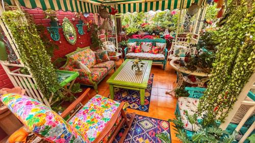 On The House Boutique Bed Breakfast with Terrace Garden Views