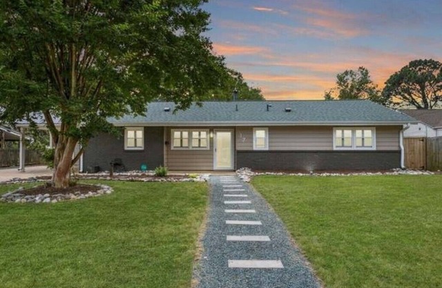 On the River - Quiet Cove Creek 4BR Home near it all.
