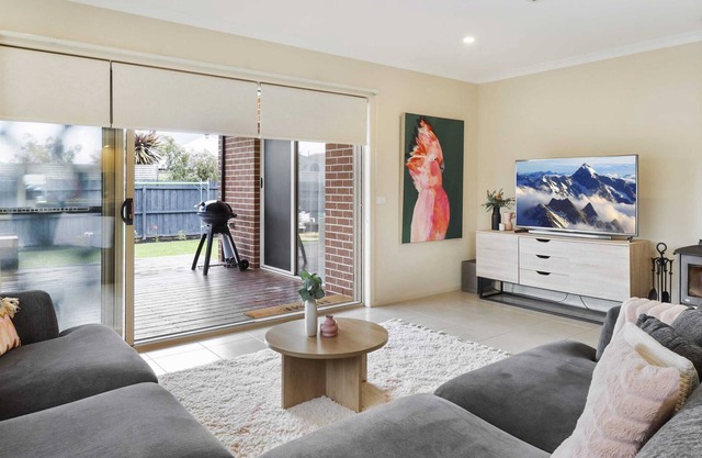 On The Way – Huge deck area, outdoor fire pit, modern space