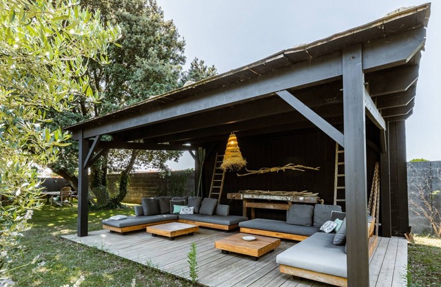 On the West Coast of the Ile D'Oléron, 200 meters from the ocean and 600 meters from the famous port of La Cotinière, this wood-clad villa is a true refuge of calm, gentleness and hospitality, in the calm of a garden with a garden of trees.