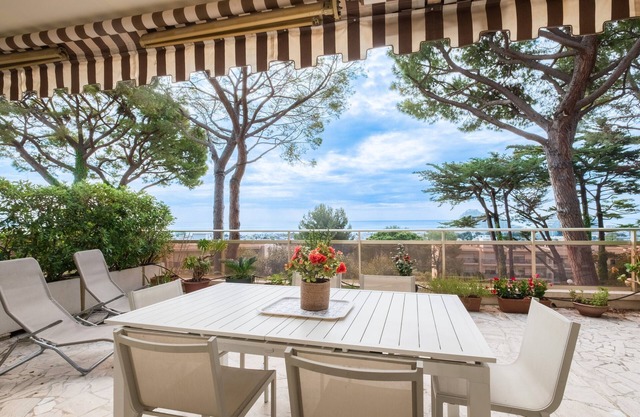 One-bedroom apartment with sea view, pool, and tennis court