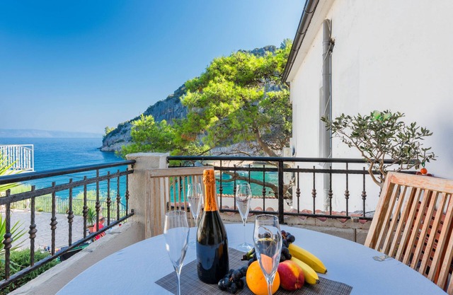 One bedroom apartment near beach Cove Vela Stiniva, Hvar (A-6864-a)