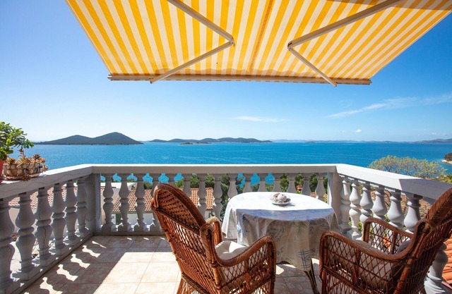 One bedroom apartment with terrace and sea view Drage, Biograd (A-19189-b)