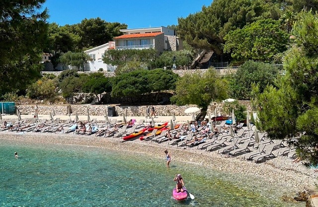 One bedroom apartment near beach Hvar (A-4591-d)