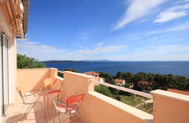 One bedroom apartment with balcony and sea view Ivan Dolac, Hvar (A-8734-e)