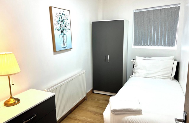 One Bedroom Apt Near Bullring center & station