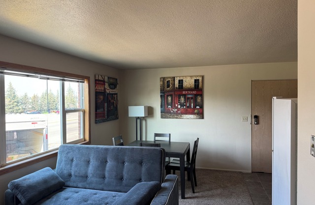 One Bedroom Downtown UPDATED and New Appliances.