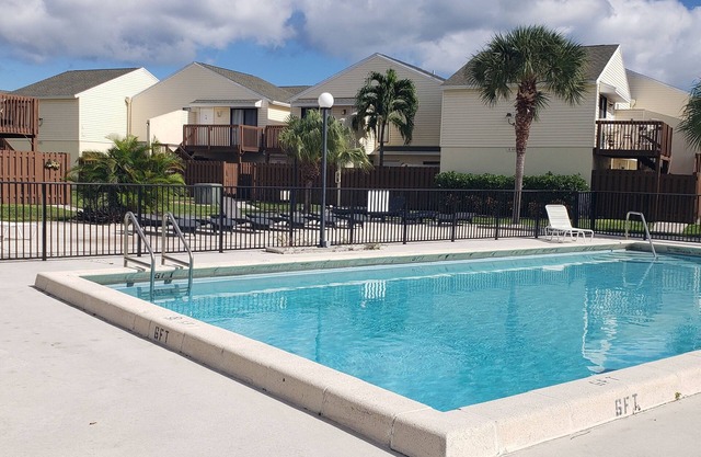 One Bedroom Gated community, close to Beach, City Place, stores ,restaurants.