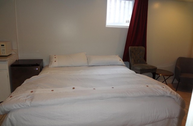 One Bedroom Suite Basement Apartment with private Toilet