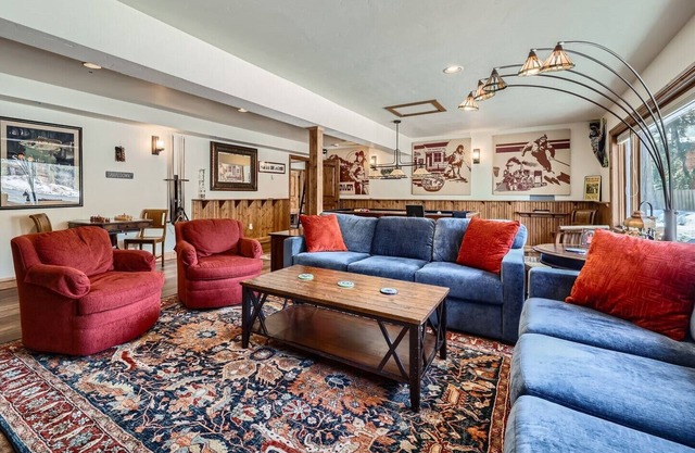 ONE BLOCK to restaurants, bars & free bus to Breck & Copper. Hot tub/pool table!