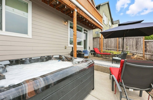 One Month MINIMUM RentalnBeautiful home with AC, WIFI, Hot tub and Mt Hood Views