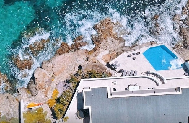 One of a kind! Waterfront villa. Unforgettable experience 6 bedrooms 6 bathrooms Swimming pool Air conditioning