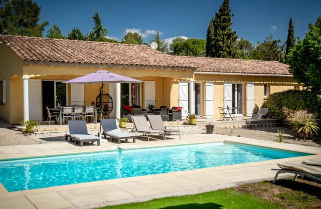 One-storey villa with air conditioning and pool