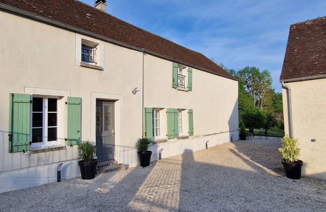 Only 20 minutes from Disneyland, great house and large garden, well suited for families