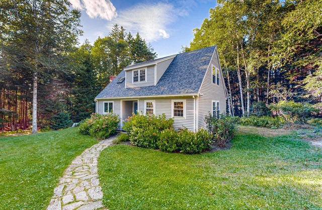 Open and spacious riverfront retreat, dog-friendly