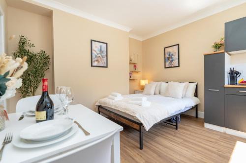 Open Mind Property - Studio Flat with FREE Parking