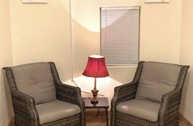 Orange Grove Duplex: 2 Bedroom/1Bath/Kitchenette