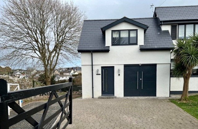 Orchard Lodge-Coastal retreat S/C village views close to beach