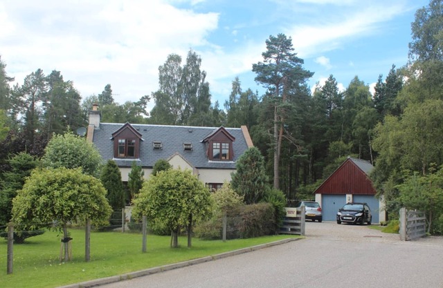 Osprey House - Spacious house with wifi, open fire and private garden