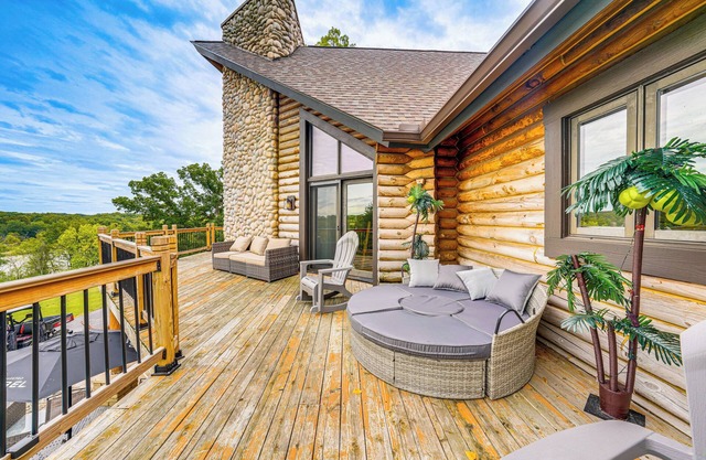 Ottawa Cabin: Hot Tub, Wraparound Deck, Games