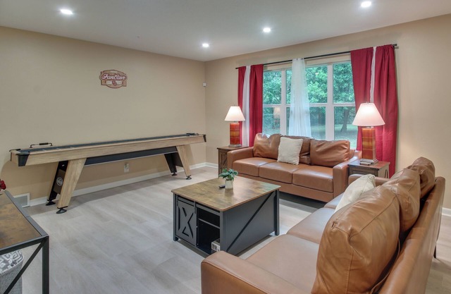 OU Home Base! 1/2 Mi to Oklahoma Memorial Stadium