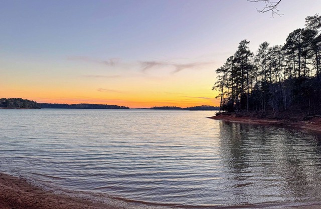 “Our Happy Place” on Lake Hartwell: Ready for you to relax and unwind!