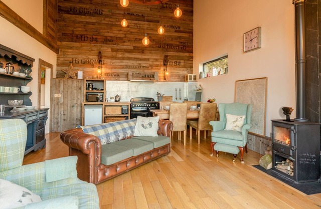 Outshot Barn - sleeps 4 guests in 2 bedrooms, Hay-on-Wye