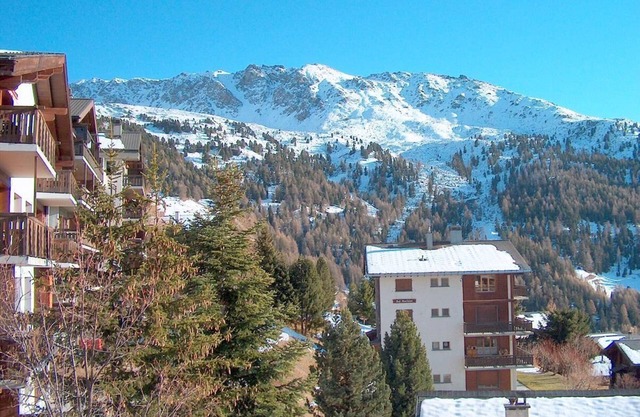 Outside : Living on the 3rd floor of an apartment house, in Chandolin, for 2-4 persons, balcony with