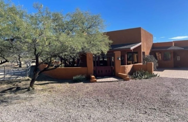 Outstanding Desert Valley Retreat 1800 sq. ft Guest House On 3+ Acres