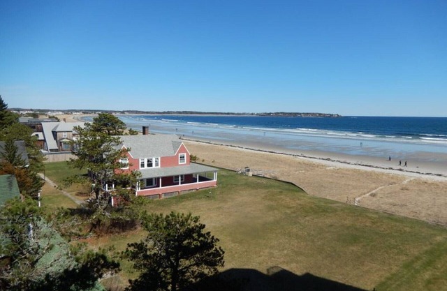 Outstanding sea views of pine in this 2-bedroom apartment on the beach