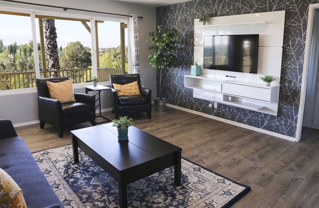 Over the Oaks - Great View - Whole Home - Stylish