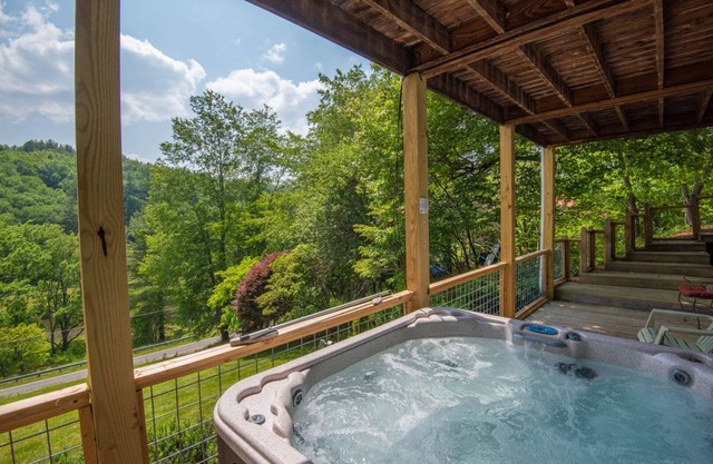 Overlooking the New River + HOT TUB + Fire Pit